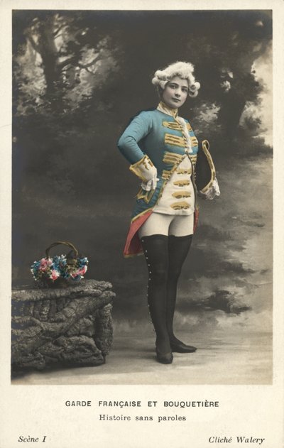 Mujer con vestimenta militar de French Photographer